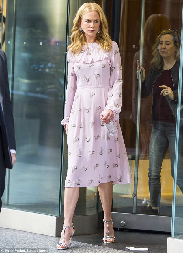Nicole Kidman wears N°21 SS18
